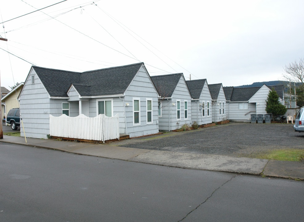 1041 S Columbia St in Seaside, OR - Foto de edificio