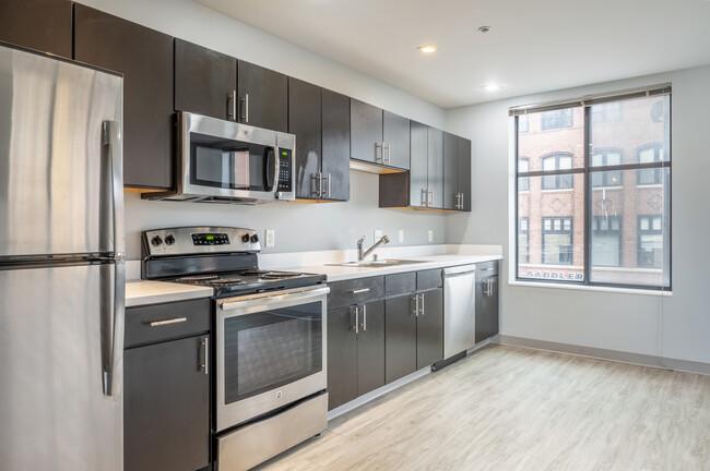 3Twenty Apartments in Madison, WI - Building Photo - Interior Photo