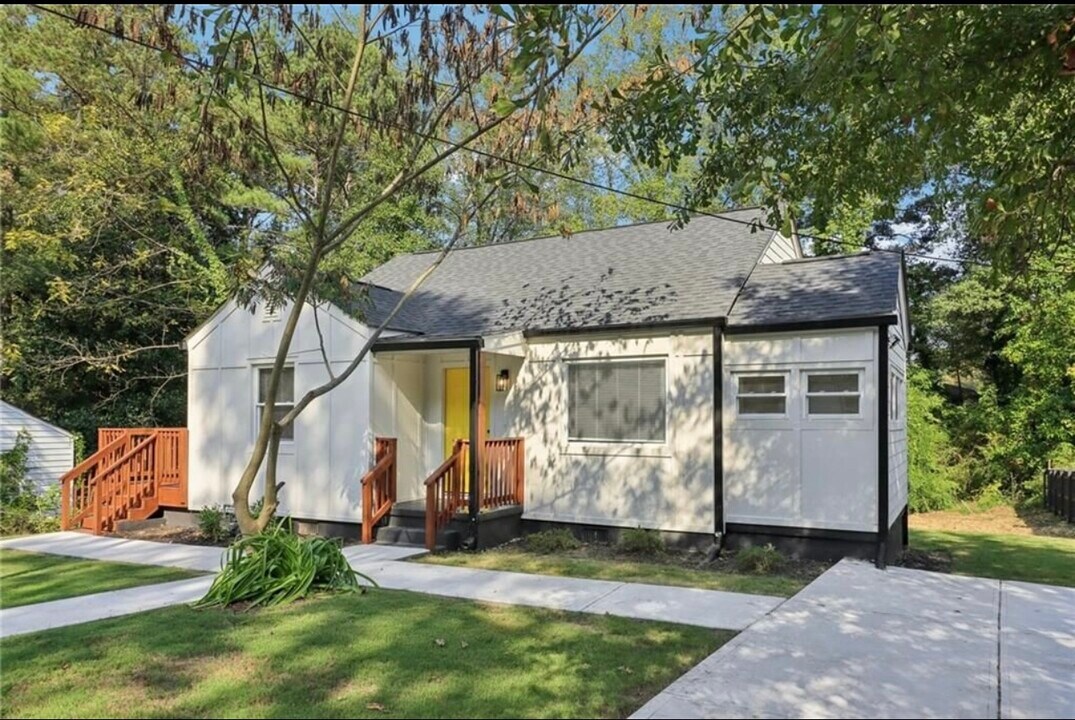 657 Woods Dr NW in Atlanta, GA - Foto de edificio