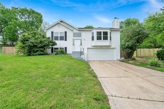802 Notre Dame Dr in O'Fallon, MO - Building Photo - Building Photo
