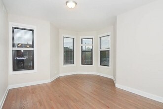 3409 W Fullerton Ave, Unit 2 in Chicago, IL - Foto de edificio - Building Photo