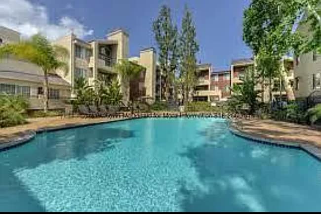 5530 Owensmouth Ave, Unit 233 in Woodland Hills, CA - Foto de edificio - Building Photo