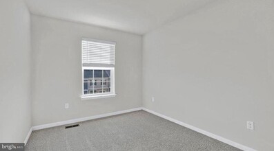8360 Dieter Dr in White Marsh, MD - Foto de edificio - Building Photo