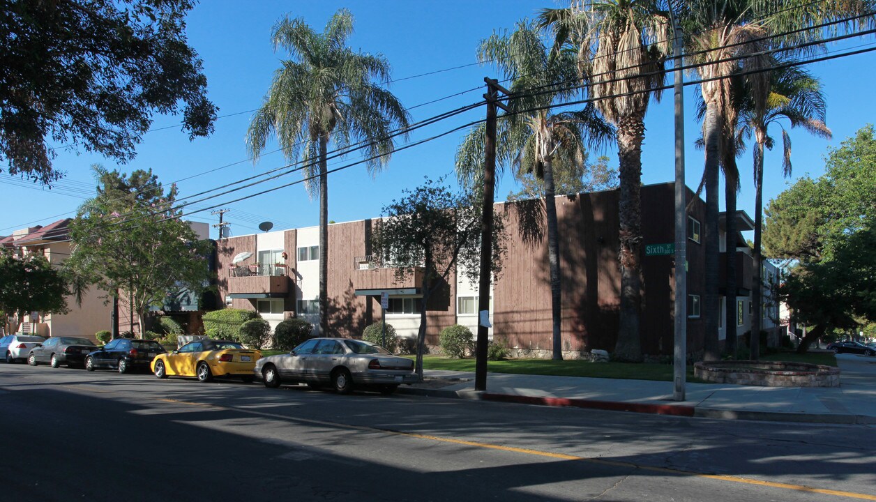 301 S 6th St in Burbank, CA - Building Photo