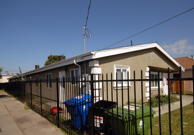 9227 Maie Ave in Los Angeles, CA - Foto de edificio - Building Photo