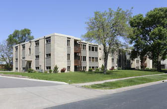 Beard Ave Apartments in Brooklyn Center, MN - Foto de edificio - Building Photo