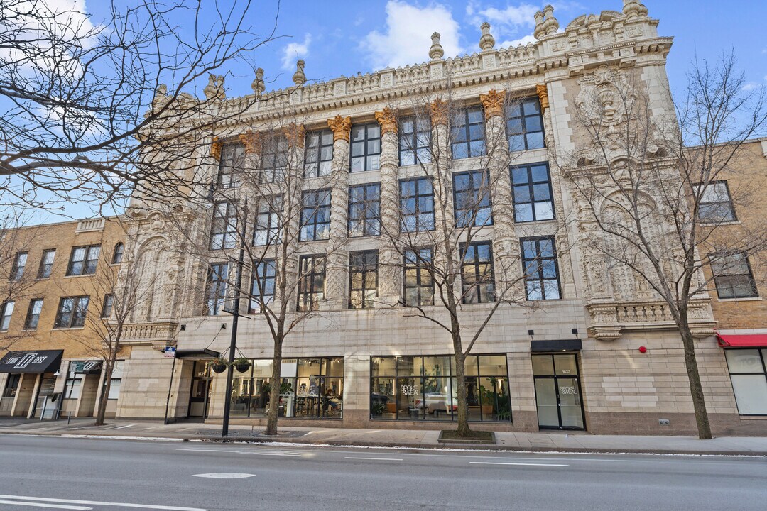 1635 W Belmont Ave in Chicago, IL - Building Photo
