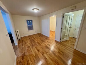 105 Burtis St in Lynbrook, NY - Building Photo - Building Photo