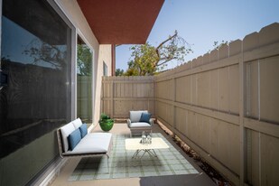 800 E Bobier Dr in Vista, CA - Building Photo