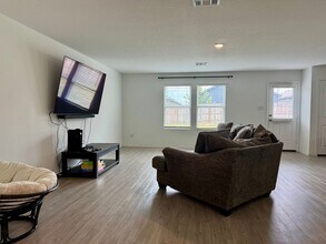 9839 Butte Crk in San Antonio, TX - Building Photo - Building Photo