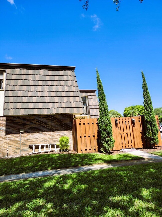 1570 Forest Lakes Cir in West Palm Beach, FL - Building Photo - Building Photo
