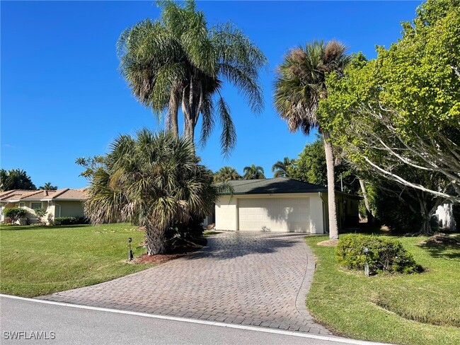 103 Burning Tree Dr in Naples, FL - Foto de edificio - Building Photo