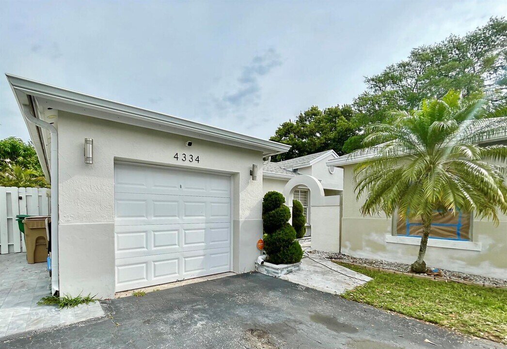 4334 SW 72nd Way in Davie, FL - Building Photo