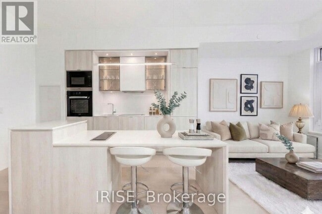 11 Yorkville Ave in Toronto, ON - Building Photo - Building Photo