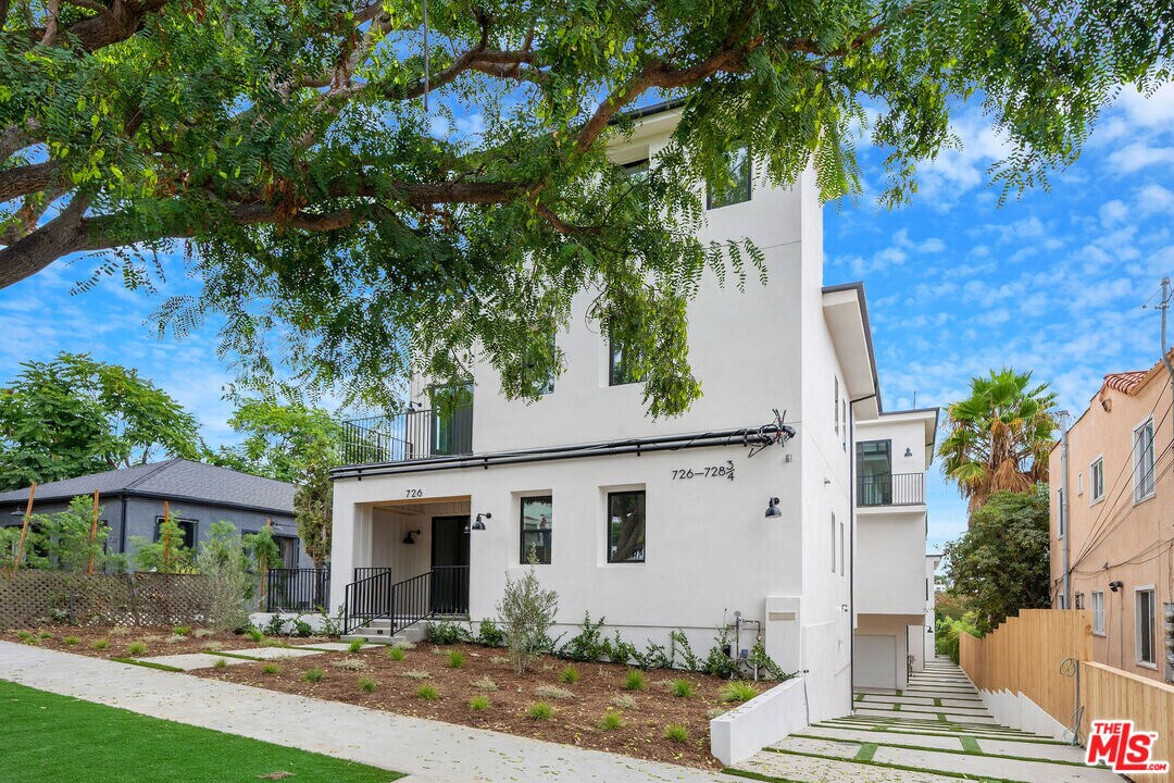 728 Robinson St in Los Angeles, CA - Foto de edificio