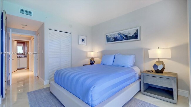 6365 Collins Ave in Miami Beach, FL - Foto de edificio - Building Photo