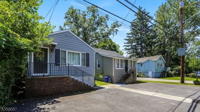15 Grandview Ave in Oakland, NJ - Building Photo - Building Photo