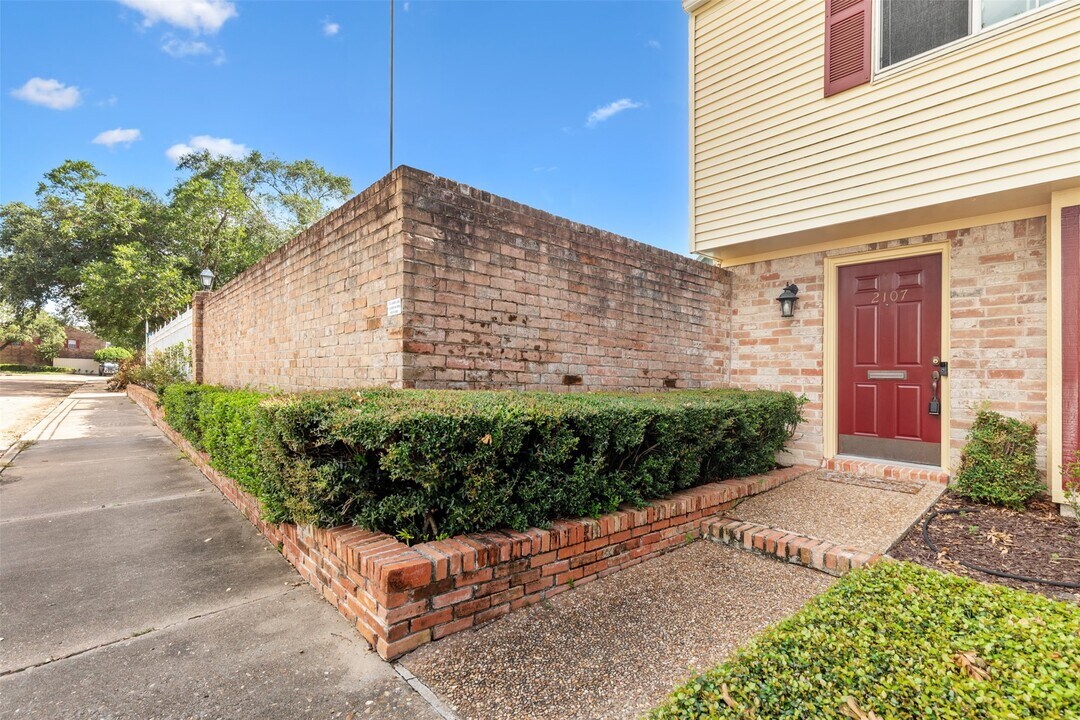 2107 Lander Ln in Houston, TX - Building Photo