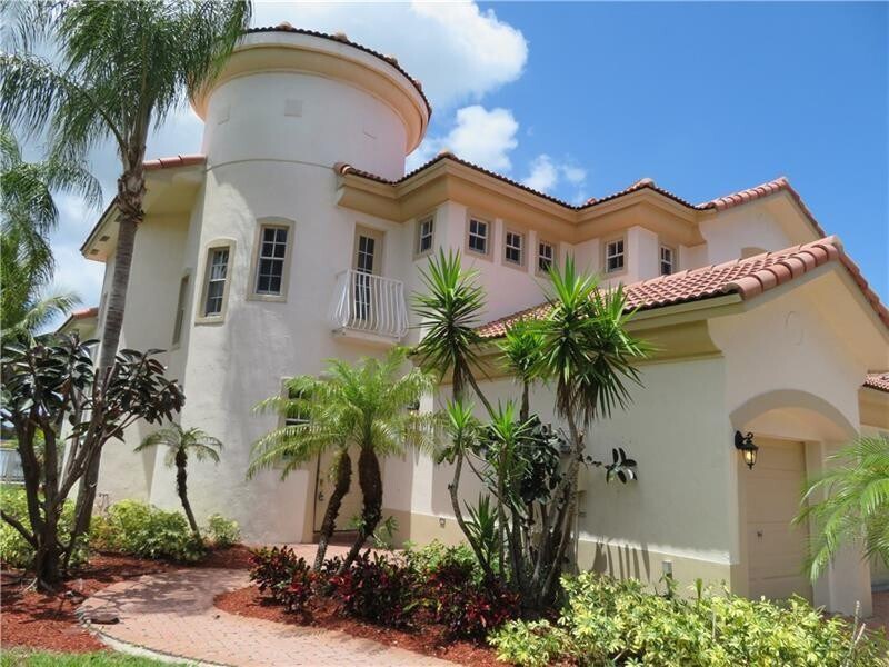 19430 SW 30th St in Miramar, FL - Building Photo