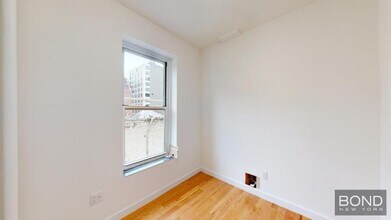 28 King St in New York, NY - Building Photo - Building Photo