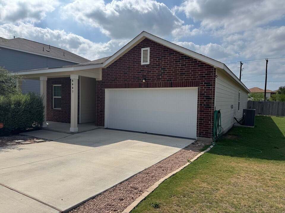 8607 ROCK Mdw in Converse, TX - Building Photo