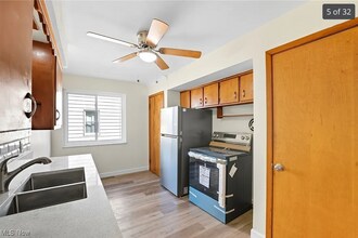 3340 W 210th St, Unit 3340-Lower Unit in Fairview Park, OH - Foto de edificio - Building Photo