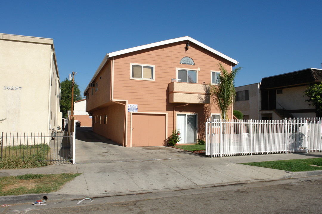 14223 Calvert St in Van Nuys, CA - Foto de edificio