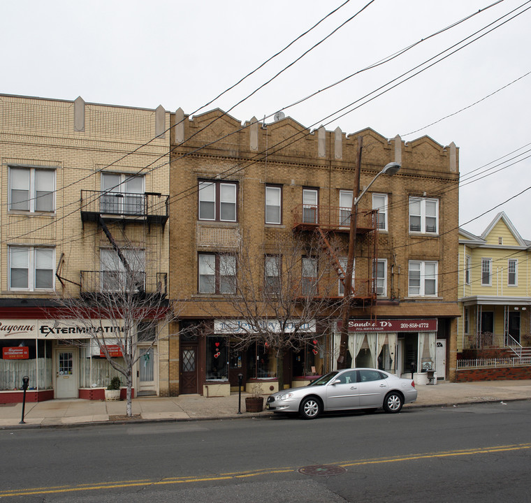 1067 Avenue C in Bayonne, NJ - Building Photo