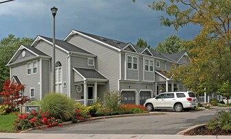 9 Lakeshore Rd in St Catharines, ON - Building Photo