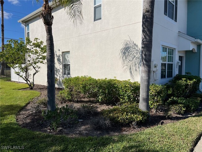 3612 Pine Oak Cir in Ft. Myers, FL - Building Photo - Building Photo