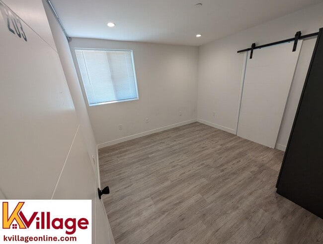 property at 1528 1/2 W 36th Pl