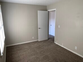 105 Hill Rd, Unit 105 Hill Rd Apt D in Dickson, TN - Foto de edificio - Building Photo