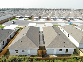 1812 Redbud Ln in Weslaco, TX - Foto de edificio - Building Photo