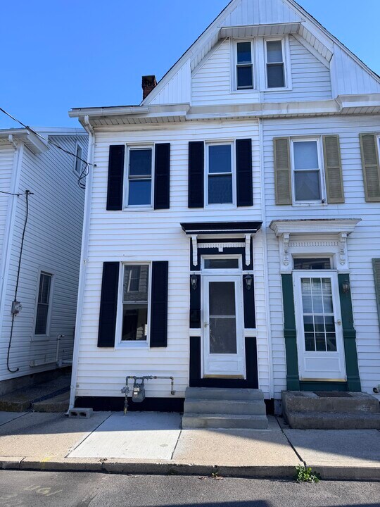 110 E Locust St in Mechanicsburg, PA - Building Photo