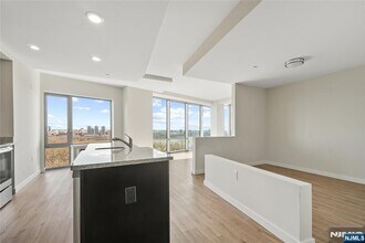 69 Main St in Fort Lee, NJ - Foto de edificio - Building Photo