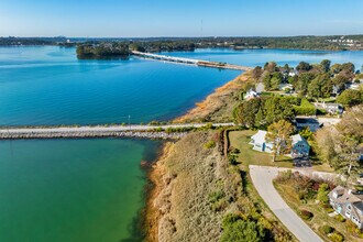 1 Shoreline Dr in Falmouth, ME - Building Photo - Building Photo