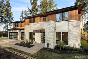 9206 NE 24th St in Clyde Hill, WA - Building Photo