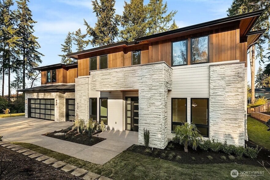 9206 NE 24th St in Clyde Hill, WA - Foto de edificio