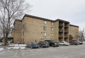 Winston Apartments in Bloomington, MN - Foto de edificio - Building Photo