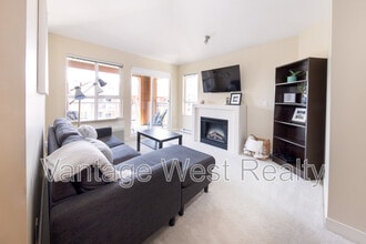1089-1089 Sunset Dr in Kelowna, BC - Building Photo - Building Photo