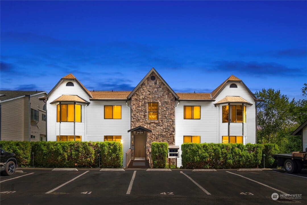 3424 161st Court Southeast in Bellevue, WA - Foto de edificio