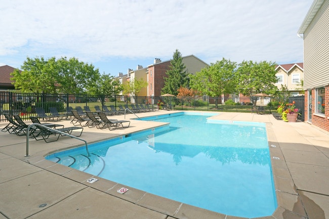 Waterford Place Apartments in Arlington Heights, IL - Building Photo - Building Photo
