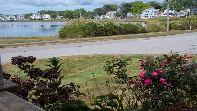105 Sound Breeze Ave in Groton, CT - Building Photo - Building Photo