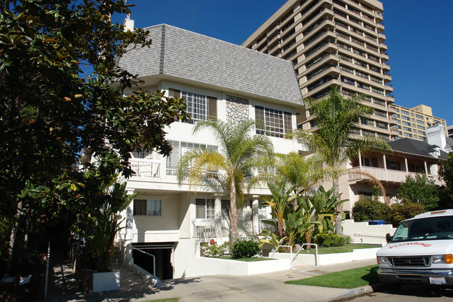 A 7 Bedroom, 2 Bathroom with a dining room in Los Angeles, CA - Building Photo - Building Photo