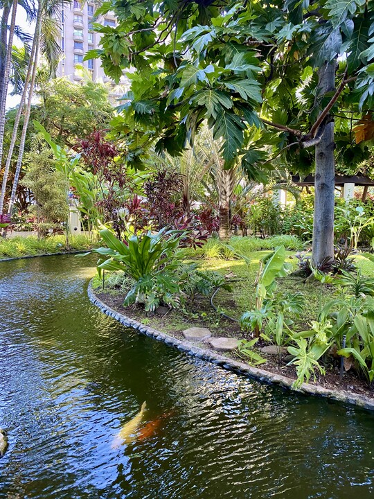 300 Wai Nani Way, Unit liliuokalanigardens in Honolulu, HI - Building Photo