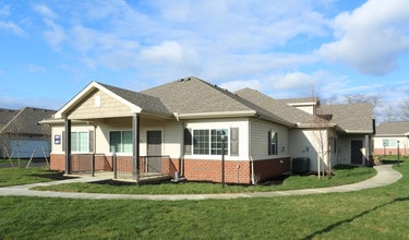 Village at Gantz Meadows 7131 in Grove City, OH - Foto de edificio - Building Photo