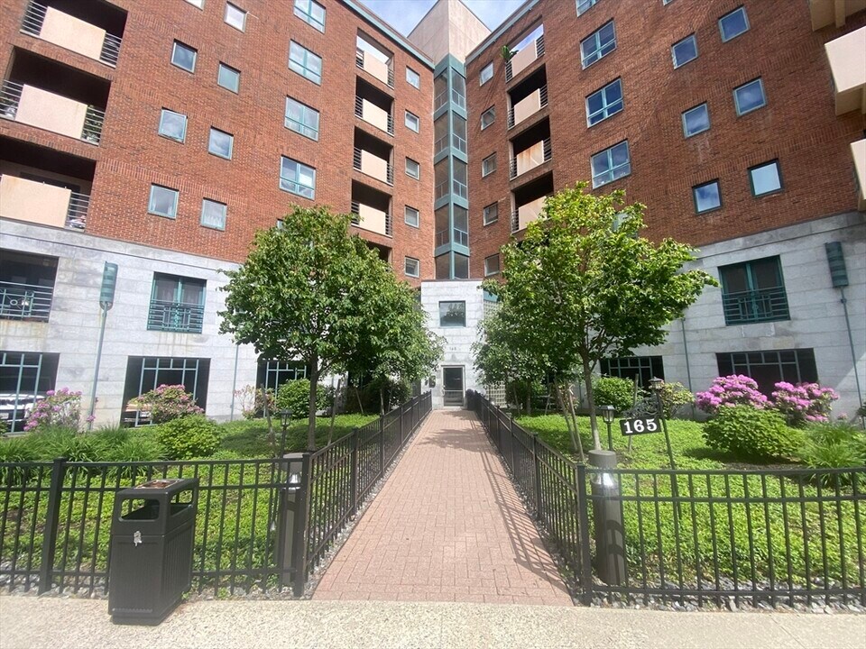 16 Cottage St in Chelsea, MA - Building Photo