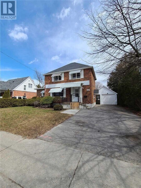 821 Mary St N in Oshawa, ON - Building Photo