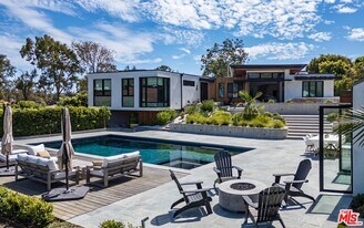 29201 Larkspur Ln in Malibu, CA - Building Photo