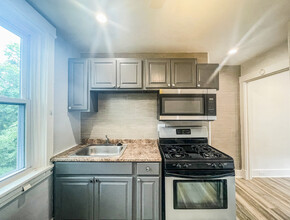 5836 Phillips Ave, Unit Apt1 in Pittsburgh, PA - Foto de edificio - Building Photo